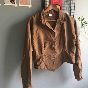  - Jättefin brun skjorta med snygg skärning i midjan.🌸