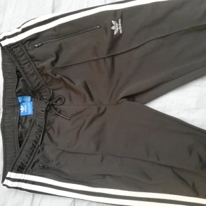  - Cigarettbyxor från Adidas originals. Knappt använda. Köpta på plock för 300 nyligen. 