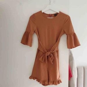  - Aldrig använd jumpsuit! Supersöt perfekt till midsommar! Storlek S 