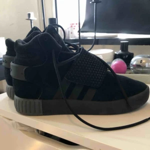  - Skor från adidas, använda en gång. Storlek 36. 