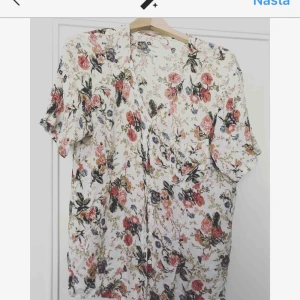  - Jättefin blommig sommarblus i 38/40 står det. Passar S-M. 150 kronor pp, 100 kronor mötas upp.