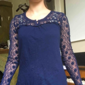  - Mörkblå, långärmad top i T-shirt-tyg med spetsärmar och axlar/ok.