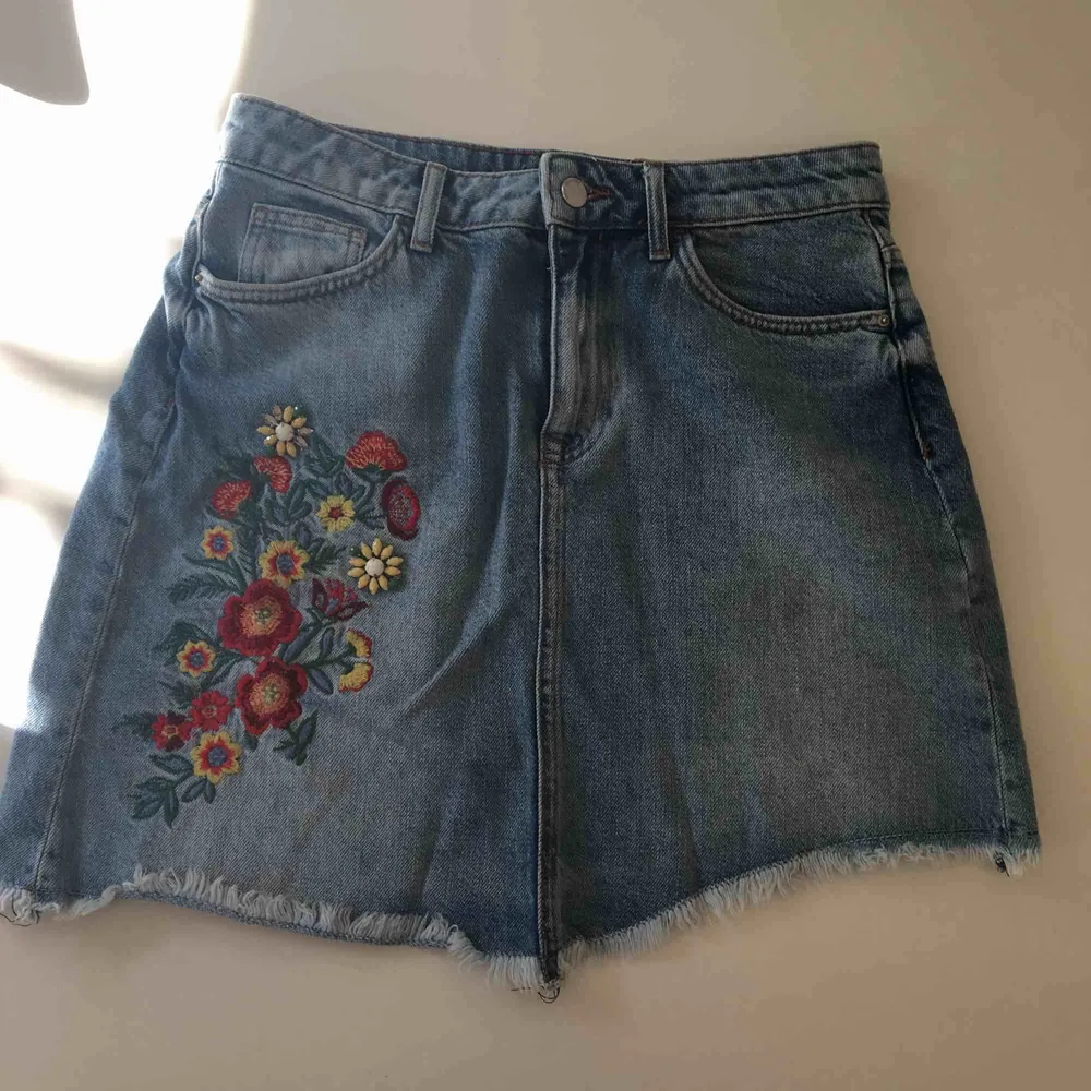 Snedskuren jeanskjol från Zara med blommigt broderi på. Mycket bra skick! . Kjolar.