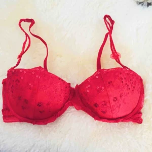  - Röd bh med glittrar. Stl 75B från H&M.