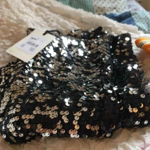  - Riktigt coola paljettbyxor ifrån bikbok!🌸🌸  Stretchiga och skönt material, aldrig använda endast testade en gång. Dom är skitsnygga bara att jag inte hittar rätt tillfälle att använda dem och det är ju synd att bara låta dem ligga😩