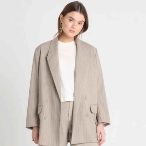  - Snygg, skön topp! Snygg till ett par högmidje byxor! Knappt använd.