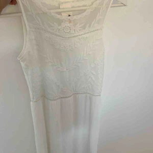  - Jättefin skolavslutningsklänning från hm. I strl 158 men tycker det är en S. Använd en gång ej några fläckar eller annat.