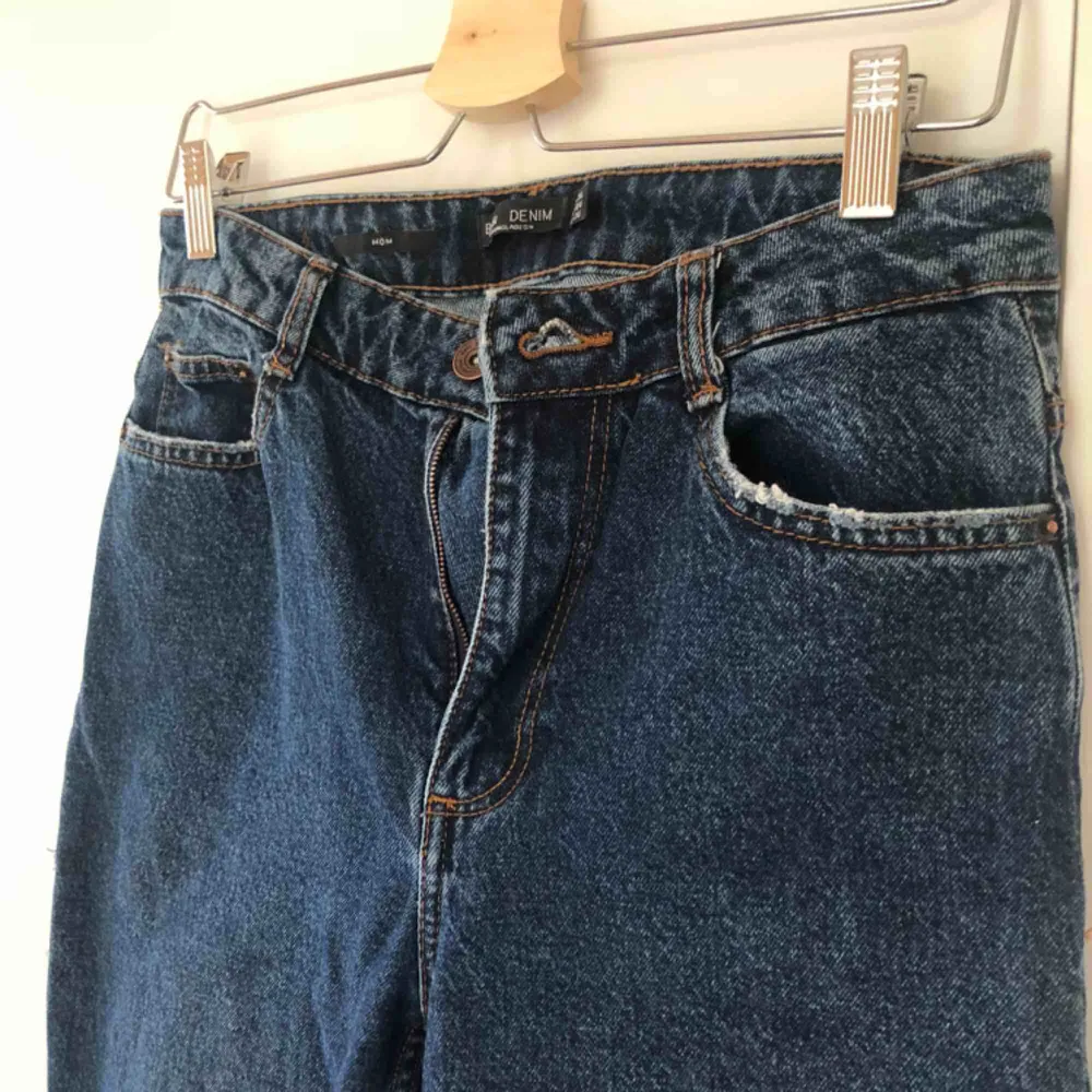 Oanvända momjeans från Bershka i storlek 36. Fint skick. Köparen står för frakten. Jeans & Byxor.