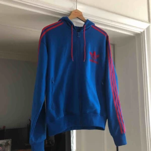  - Hoodie från adidas i trevligt skick. Large. Kan hämtas i Uppsala eller skickas mot fraktkostnad 