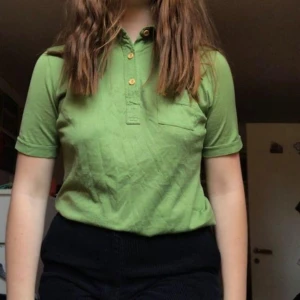  - Säljer denna helt nya skjortan från POP i stockholm som är en butik som säljer vintagekläder!💚💚💚