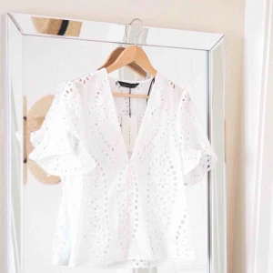  - Topp från zara aldrig använd köparen står för frakten:)