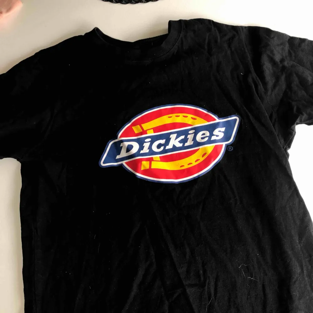 Dickies t-shirt från carlings, köpt från mänavdelningen och har därför mänstorlek! Jag skulle säga att den är lös för S och tajt för M!  Frakt tillkommer. Skjortor.