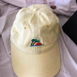  - Helt oanvänd keps från pull&bear💛 justerbar där bak. Köparen betalar frakt. Kontakta mig om ni undrar nåt<3