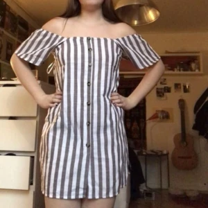  - Säljer denna helt nya randiga off shoulder klänning! Knapparna är inte öppningsbara!❤