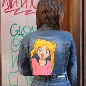  - ✨💕Sailormoon💕✨Handmålad croppad jeansjacka. Målad av mig med textilfärg, går att tvätta i 40grader och färgen ska hålla. Jackan är köpt på secondhand och är klippt croppad.