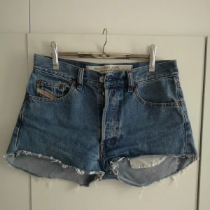  - Snygga högmidjade jeansshorts! Perfekta nu i sommar 😍 i priset ingår frakt 🌻