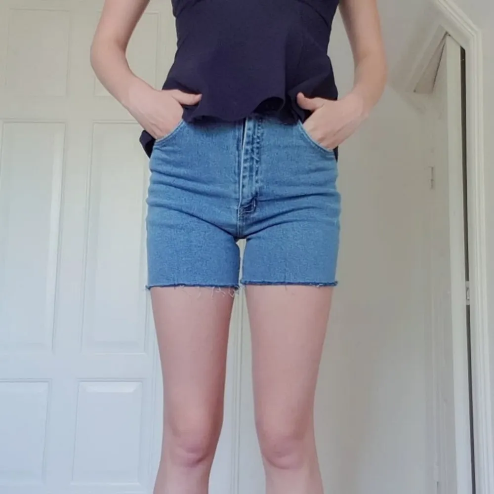 Dessa shorts finns på min webshop https://kristenssecondhand.storedo.com/  Betalning via swish. Shorts.