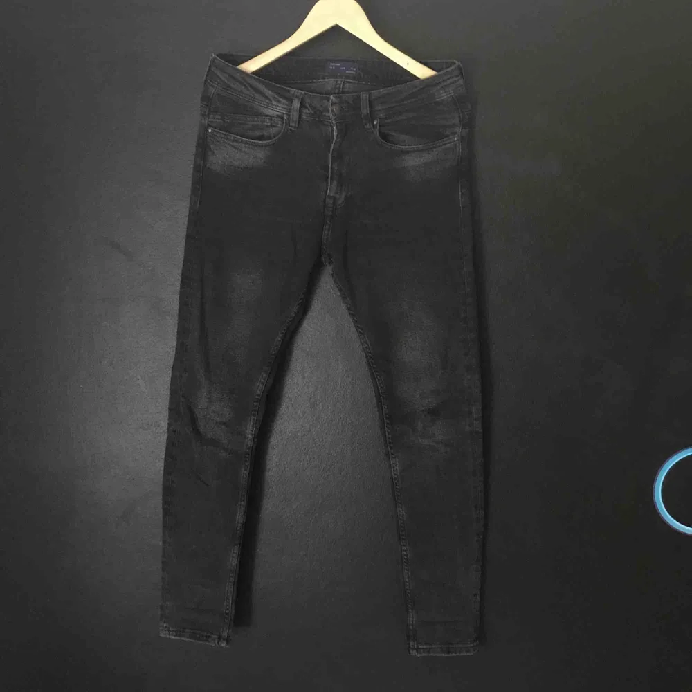 Svart/grå jeans från Zara Man i nyskick. . Jeans & Byxor.