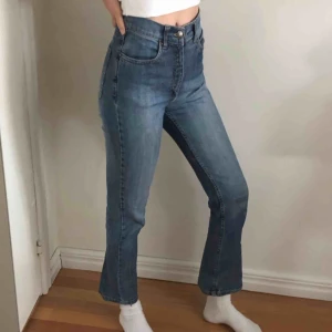  - Jeans i stuprörsmodell från Lindex! Stretchiga och sköna, har fin passform. Bra skick, finns en liiiten fläck på högra låret men det syns knappt. För mer info se min profil eller skriv!