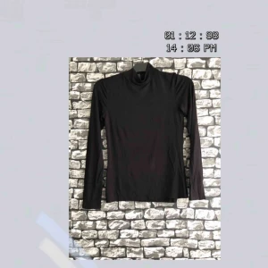  - En vanlig tunn svart tröja med krage från Ginatricot. I helt nyskick använt ett par gånger. För fler bilder går det bra att fråga :) Frakt förekommer. Kan mötas upp i Göteborg.