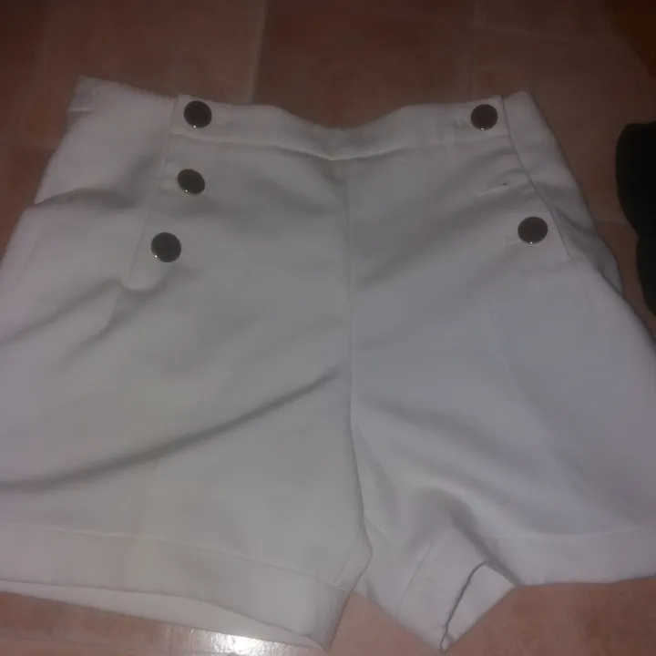 Vita högmidjade kostym shorts med guld knappar nästan helt oanvända shortsen har även fickor . Shorts.
