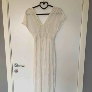  - Vit , lång linnéklänning i storlek XS. Endast använd fåtal gånger. Köpte den nånstans i Spanien. Den är så somrig å fin! Den har en kort underkjol så att man inte ser underkläder. 140 kr INKLUSIVE frakt😍😍