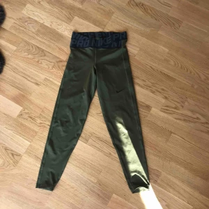  - Helt nya Nike träningstights då dom var förstora för mig så måste jag sälja dom vidare😢