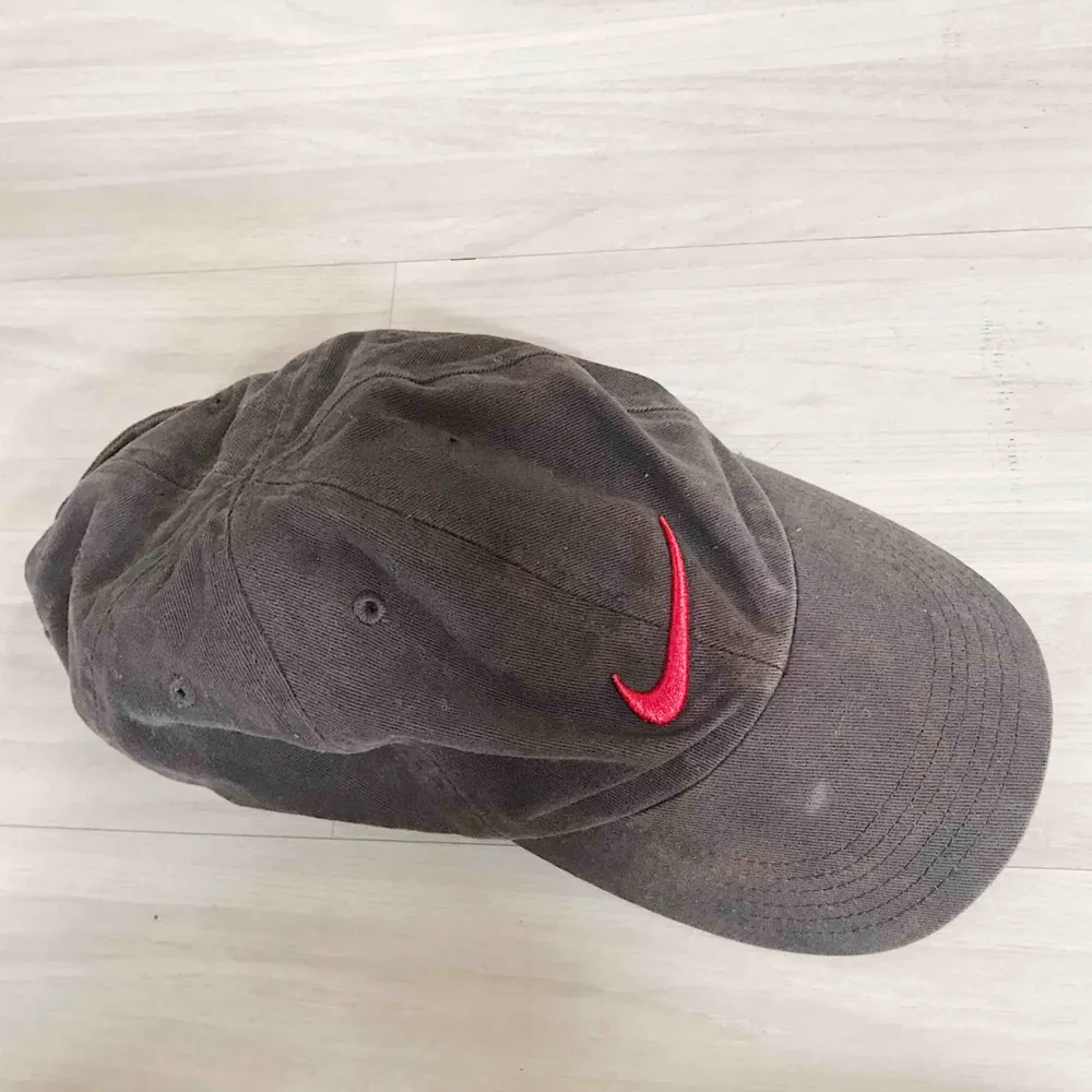 Cool Nikekeps köpt på secondhand. Lite ragged-stil. Frakt tillkommer 🌹. Accessoarer.