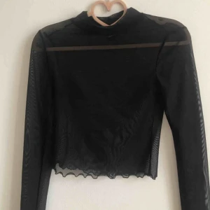  - En jätte fin mesh top från gina. Som bara är använd max tre ggr! Jag har inte hittat tillräckligt många tillfällen att använda den så jag säljer den! Det xs i den men den är väldigt stretching så den passar nog alla upp till M. Priset går alltid att diskutera! Köparen står för frakten😘  