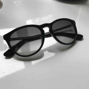  - Solbrillor med uv-skydd från ett danskt märke som heter Prego, knappt använda inga repor