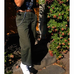  - Säljer ett par byxor som jag köpte i sommars ifrån urban outfitters i Stockholm, ny pris var ca 600kr om jag minns rätt:) jag har storlek S och det passar mig bra. Finns i Falun men kan skickas mot fraktkostnad! Byxorna är i nu nyskick