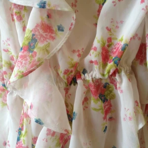 Jättefin transparent blommig blus/linne från Zara. Storlek M, men passar mig som har XS/S. - Jättefin transparent blommig blus/linne från Zara. Storlek M, men passar mig som har XS/S.