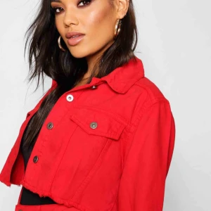  - Supersnygg röd cropped denim jacket från Boohoo i storlek 36. Perfekt nu i sommar och till festivaler!!  Tar endast swish och frakt går på 50kr :)) Ifall ni har några frågor eller vill ha bilder på jackan så är det bara att skriva!! 