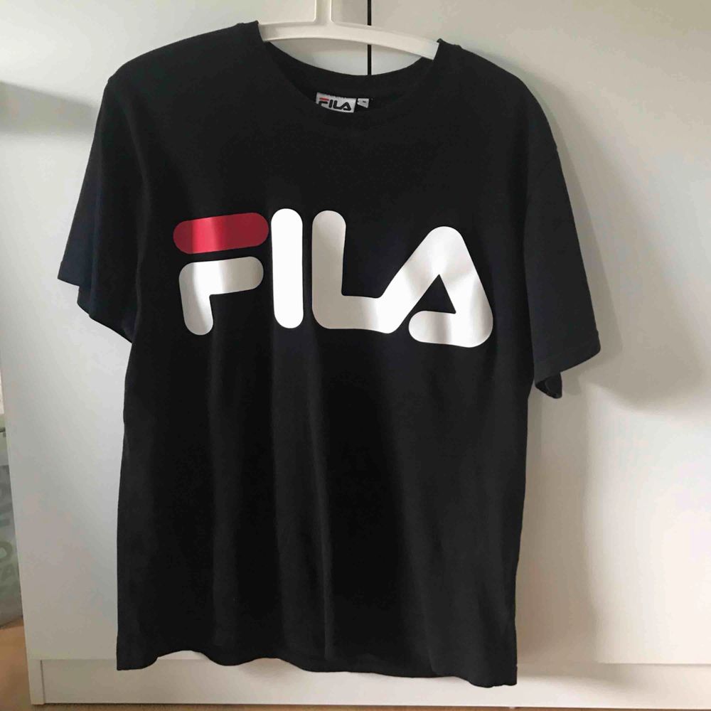Säljer denna FILA tisha, säljer pga använder inte längre.. T-shirts.