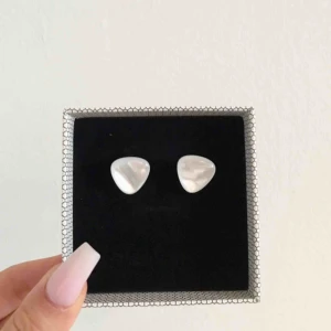  - Superfina örhängen som är använda max 3 gånger. Väldigt bra skick. Kostade ca 90kr. Kan mötas i Stockholm. Skriv till mig om det är något du undrar över🌹