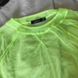  - Jättesnygg neon mesh topp från Boohoo. Helt ny, aldrig använd. Frakt tillkommer. Betalning med swish