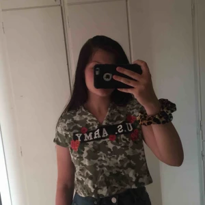  - Militär färgad cropped T-shirt 