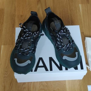 Äkta GANNI låga sneakers  - Nya Äkta GANNI låga sneakers med grov sula. nypris 3400kr.