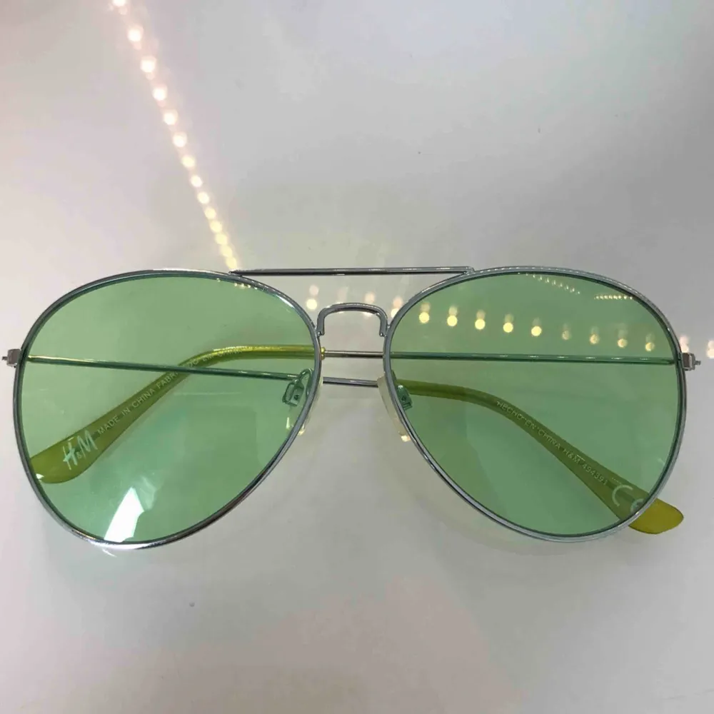 🥝 Snygga gröna solglasögon, är mer neongröna i verkligheten (frakt tillkommer) 🥝. Accessoarer.