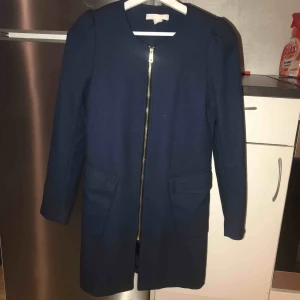  - Jacka från hm i navy blå 