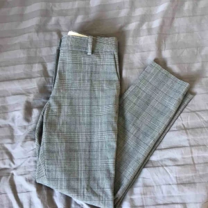  - Superfina kostymbyxor som är i ett mjukare material från H&M, tyvärr är dom för stora för mig i midjan och har därför inte kommit till användning.