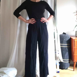  - (Ursäkta skrynkliga på bild) Svinsnygga midjehöga vida brallor i mörkblått!. Tunna, sköna och med smickrande fall. Plisserade fram, knäppning och dragkedja i sidan. Fraktar spårbart (63kr) eller möter upp i centrala GBG! 