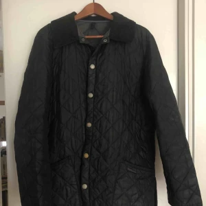  - Svart Barbourjacka för vår/höst. Storleken är mer som en stor medium kanske till och med large. 