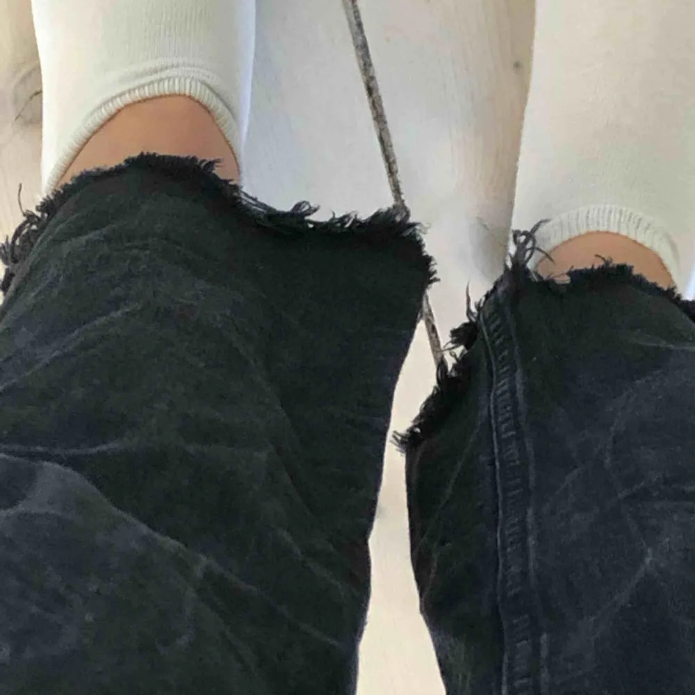 Svarta jeans från zara. Så gott som nya. Som man ser på 3dje bilden har de en detalj med slitningar längst ner på benen Nypris: ca 450. Jeans & Byxor.