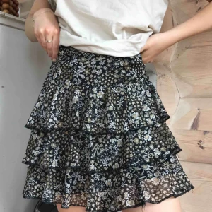  - Jättesöt blommig kjol köpt på second hand.  Köparen står för frakt (: