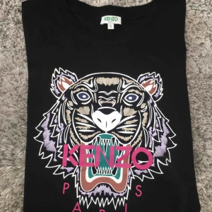  - Kenzo t-shirt i nyskick. Inköpspris 899kr