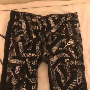  - Säljer dessa super snygga tränings tights från Nike. De är limited edition så går ej att köpa längre. Har använd de några gånger men är inte riktigt i min smak så därför säljer jag de :) Storlek XS men kan även passa S.