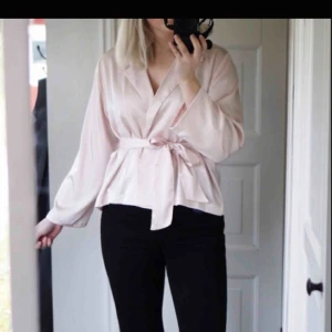  - Jätte fin blus från BikBok med knytband 🦋 en skräddare har fixat så att en tryckknapp sätter ihop blusen vid bysten om man vill det . Den är i helt nyskick 💘färgen är champagne  Frakt tillkommer på 36 kr 