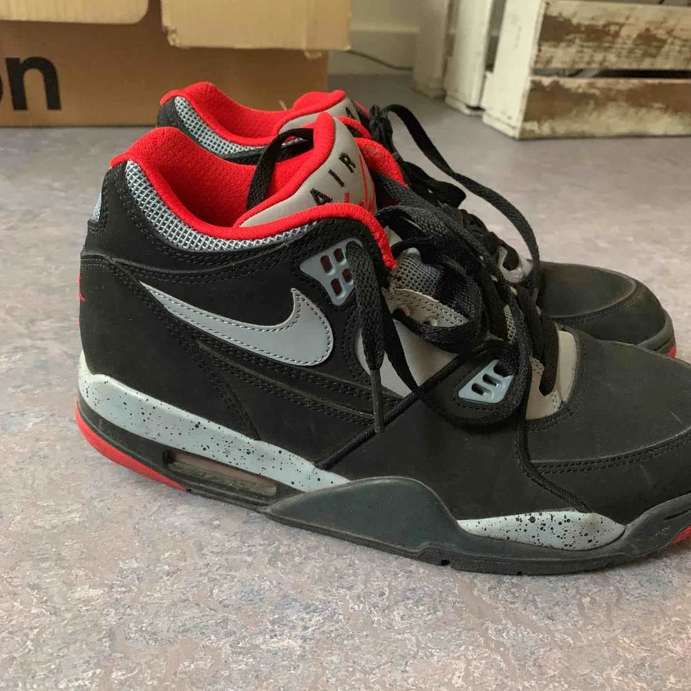 Nike air flight sneakers, i mycket gott skick.  Finns att hämta i spånga eller frakt. . Skor.