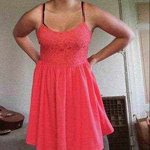  - Jätte söt rosa klänning från h&m. Passar perfekt nu till sommaren och visar fina former. Endast använd en gång och säljer endast av den anledningen. Superfint skick och skönt material💕💕
